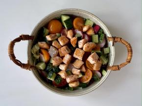 再放入煎好的三文鱼块。