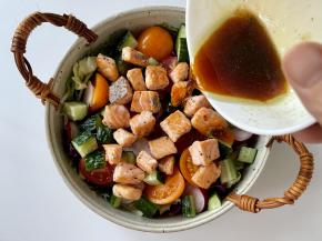 最后淋上调好的油醋汁，拌匀后即可食用啦！