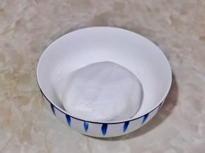 糯米中加入橄榄油，适量水揉成面团，盖上湿布放旁边备用。（水量自己掌握，不同糯米粉吸水性不同）