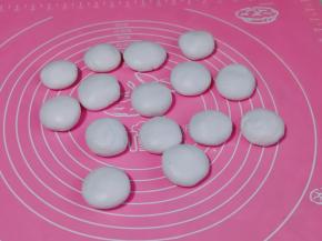 糯米面团分成等份小面团揉圆。