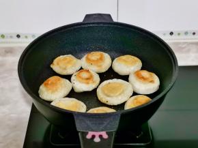 翻面撒上芝麻，煎至两面金黄即可。