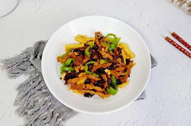 腐竹木耳炒肉丝