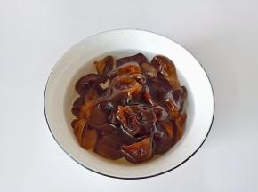 木耳用温水泡发【或者加白糖，淀粉，温水放入密封盒摇晃3-5分钟左右，可以快速泡发】