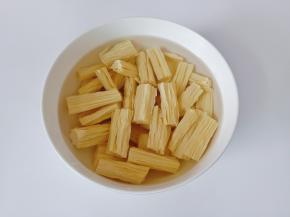 腐竹剪小段加温水泡发即可。