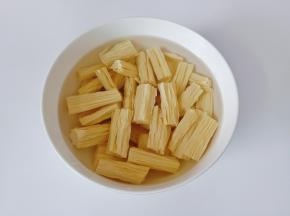 腐竹剪小段加温水泡发即可。