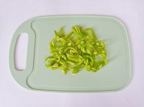 青椒对半切开，去籽切成细丝。