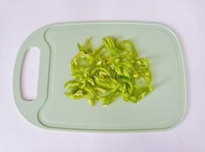 青椒对半切开，去籽切成细丝。