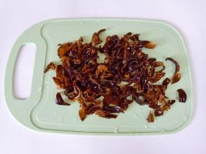 泡发好的黑木耳清洗干净，切成细丝。