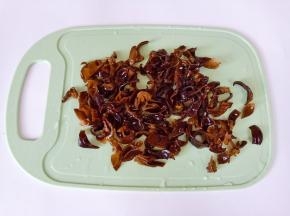 泡发好的黑木耳清洗干净，切成细丝。