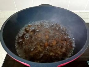 水开放黑木耳焯水一分钟。