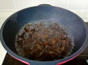 水开放黑木耳焯水一分钟。