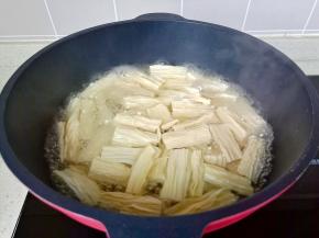 腐竹放开水里焯水一分钟，捞出冷却后挤干水分。