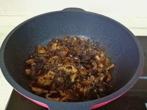 待肉丝变色加入黑木耳。