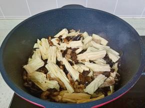加入腐竹翻炒片刻。