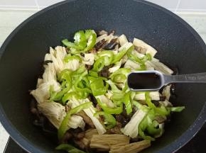 最后加入青椒丝炒一下，加生抽与蚝油调味。