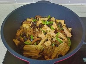 开大火将调味料翻炒均匀即可出锅！