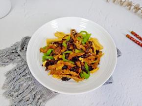 加了青椒，这道菜吃起来香辣带劲，木耳脆爽。