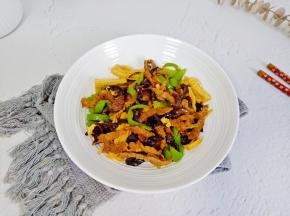 加了青椒，这道菜吃起来香辣带劲，木耳脆爽。