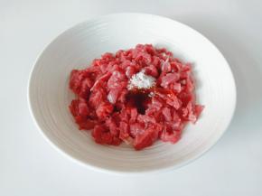 牛肉切成细丝加生抽一勺，蚝油一勺，盐，十三香，淀粉搅拌均匀腌制15分钟。