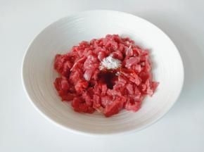 牛肉切成细丝加生抽一勺，蚝油一勺，盐，十三香，淀粉搅拌均匀腌制15分钟。