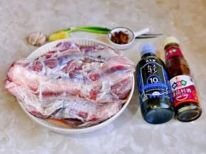 准备食材，牛腱子放冷水中泡1小时，将血水泡出。