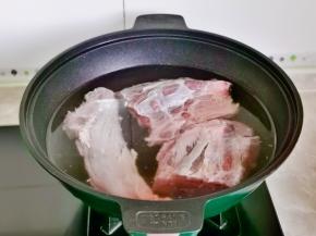 牛腱子切小块冷水下锅。