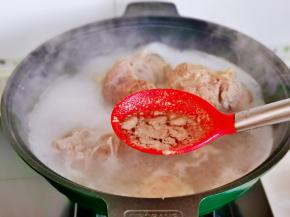 煮开撇出血沫继续煮3分钟。