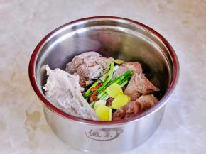 牛肉放入高压锅中，加入香料，葱姜蒜。