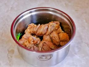 按摩牛腱子，全部吸收到酱汁，冰箱冷藏腌制4小时以上。