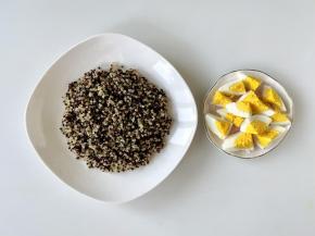 三色藜麦洗净用清水浸泡1小时，然后沥干水分，放入蒸箱或蒸锅，蒸15分钟，把藜麦蒸熟，同时把鸡蛋也蒸熟，切成小块备用。