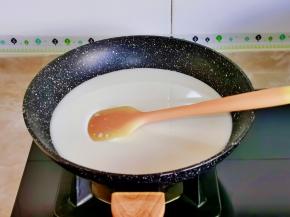 小火加热一边用铲子不停的搅拌。