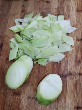 萝卜削皮洗净，切成薄片！