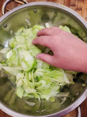切好的萝卜片放入盆中，加2勺盐，用手抓拌均匀腌制20分钟！