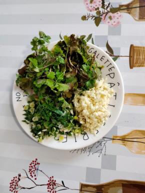 蒜瓣切成蒜末，葱切成葱花，香菜切成段备用！