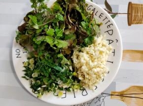 蒜瓣切成蒜末，葱切成葱花，香菜切成段备用！