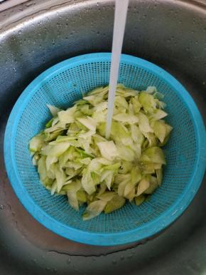 腌制好的萝卜片用水冲洗几遍！