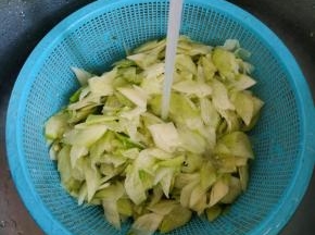 腌制好的萝卜片用水冲洗几遍！