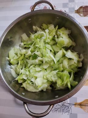 捞出，挤干水分放入盆中！