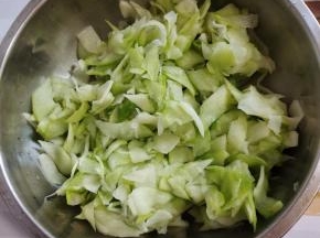 捞出，挤干水分放入盆中！