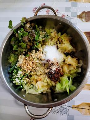 放入蒜末，葱花，香菜，秘制辣椒油，香醋，生抽，糖，鸡精和适量的香油！