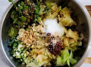 放入蒜末，葱花，香菜，秘制辣椒油，香醋，生抽，糖，鸡精和适量的香油！