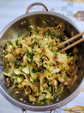 用筷子翻拌均匀即可食用！吃不完的放冰箱冷藏保存，随吃随取特别的方便！