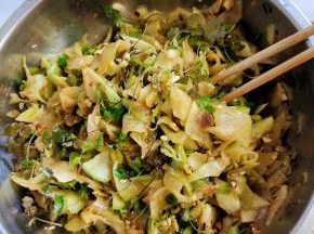 用筷子翻拌均匀即可食用！吃不完的放冰箱冷藏保存，随吃随取特别的方便！