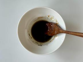 调配油醋汁：碗里加1勺橄榄油、1勺黑醋、1勺生抽、1勺蜂蜜、少许黑胡椒粉拌匀。