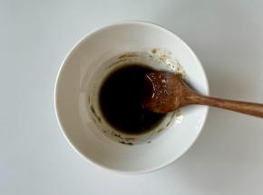 调配油醋汁：碗里加1勺橄榄油、1勺黑醋、1勺生抽、1勺蜂蜜、少许黑胡椒粉拌匀。