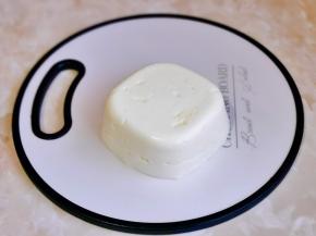 倒扣脱模在砧板上。