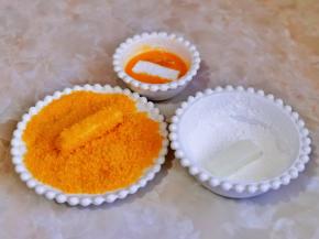 首先裹上淀粉，再裹蛋液，最后裹面包糠。