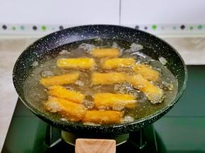 油温6成热时下锅，小火炸至金黄即可。