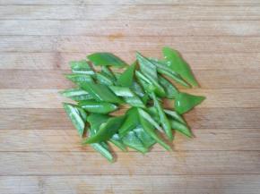 青椒去籽洗干净，切成菱形块状。