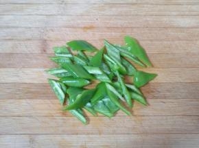 青椒去籽洗干净，切成菱形块状。